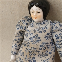 porcelænsdukke-stofkrop-blåblomsteret-kjole-antikdukke-gammelt-legetøj